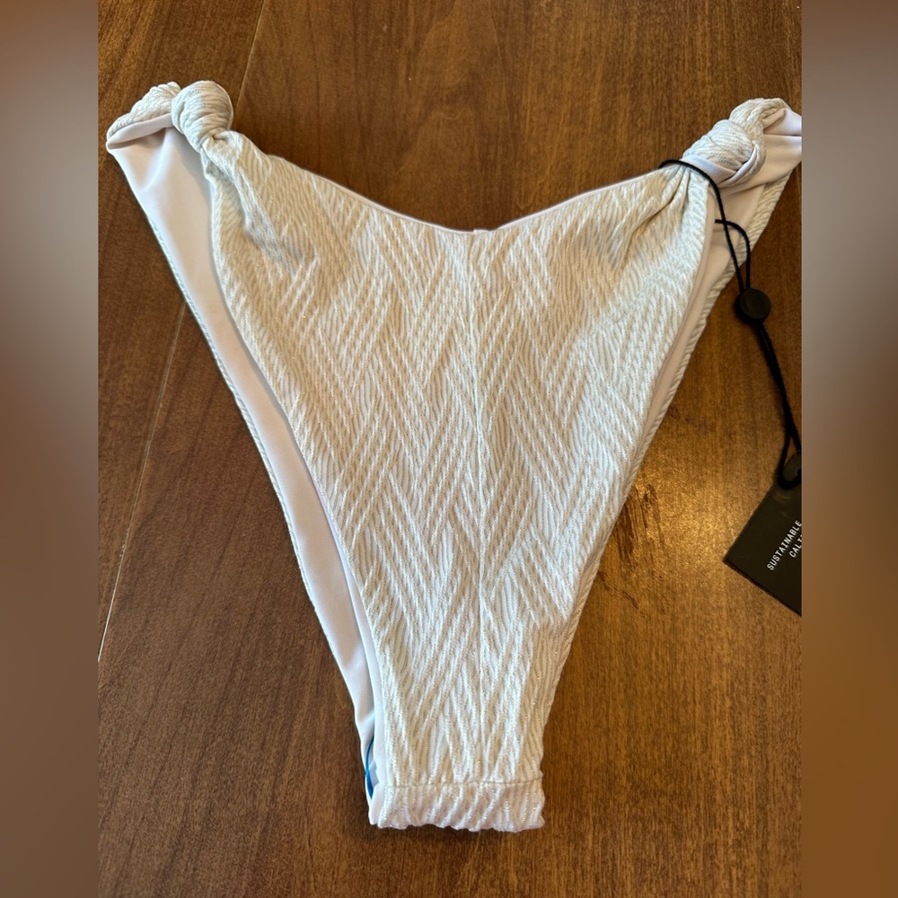 Skatie bikini bottom NWT Size Large